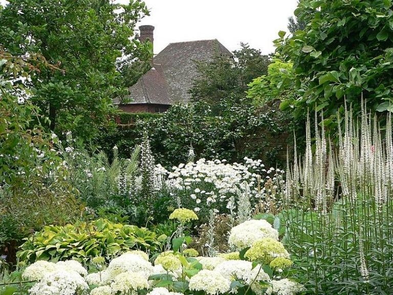 sissinghurst monochrome garden