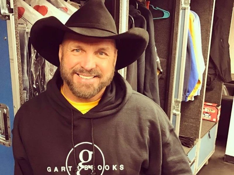 Garth Brooks Withdraws From CMA Entertainer of the Year Category