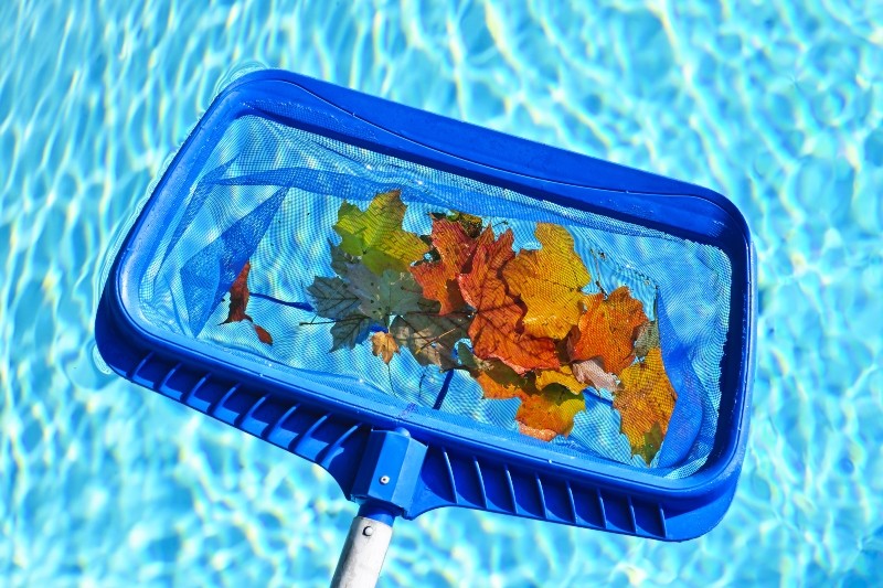 4 Ways to Keep the Pool Clear Without the Pump