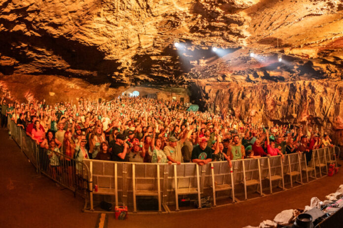 CaveFest-24.10.12_18.06.44_web_JayStrausser